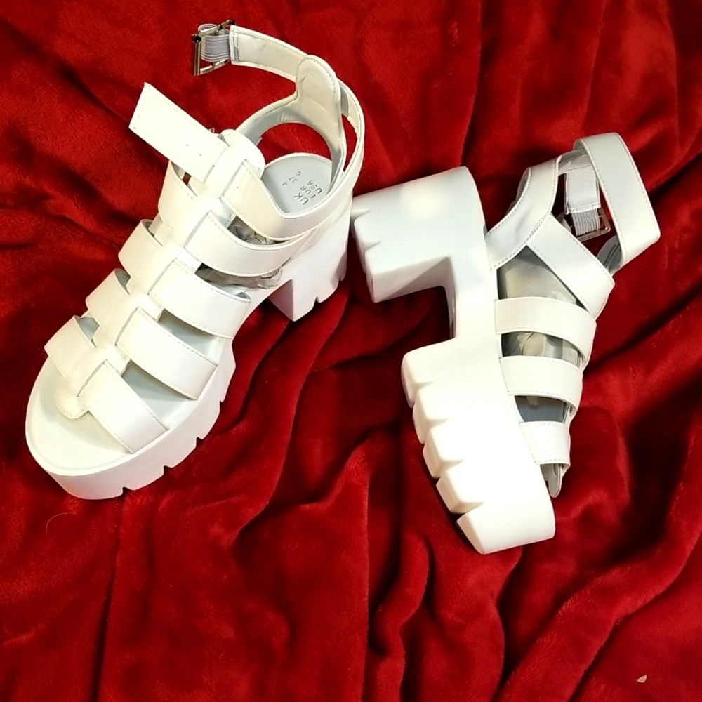 Ready salted size 6 like new. Platform gladiator